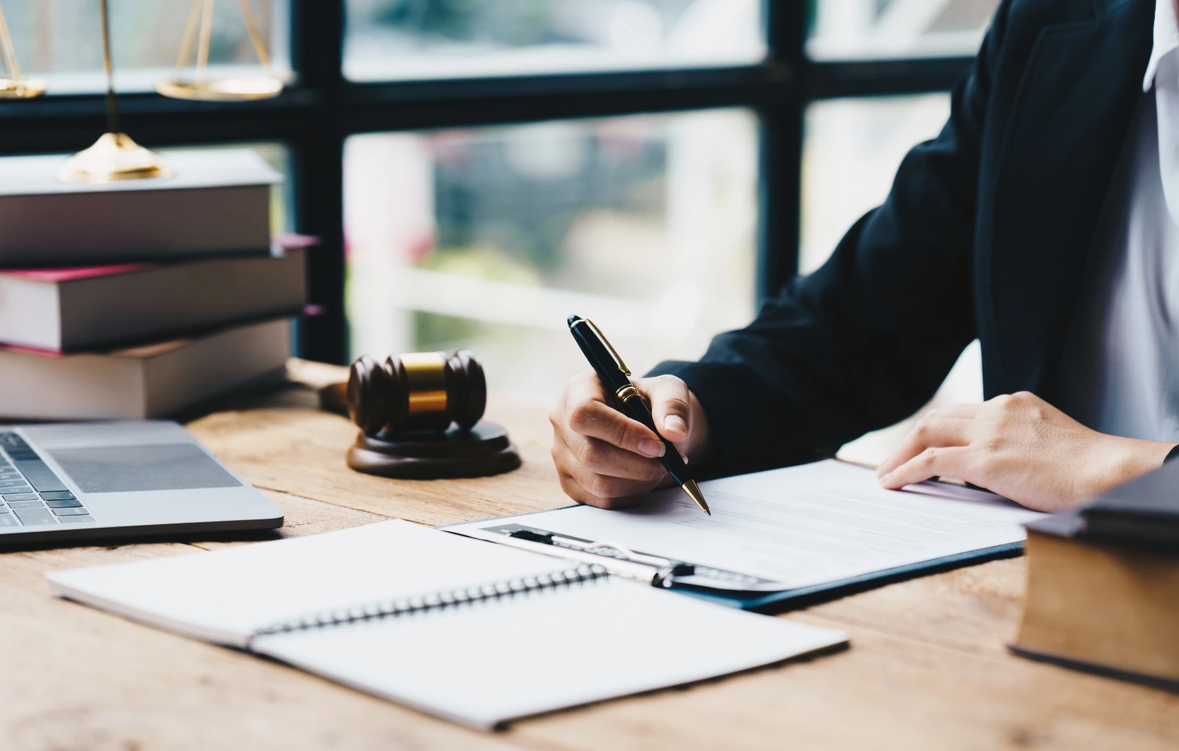 asesoría fiscal; una persona revisando un servicio de asesoría