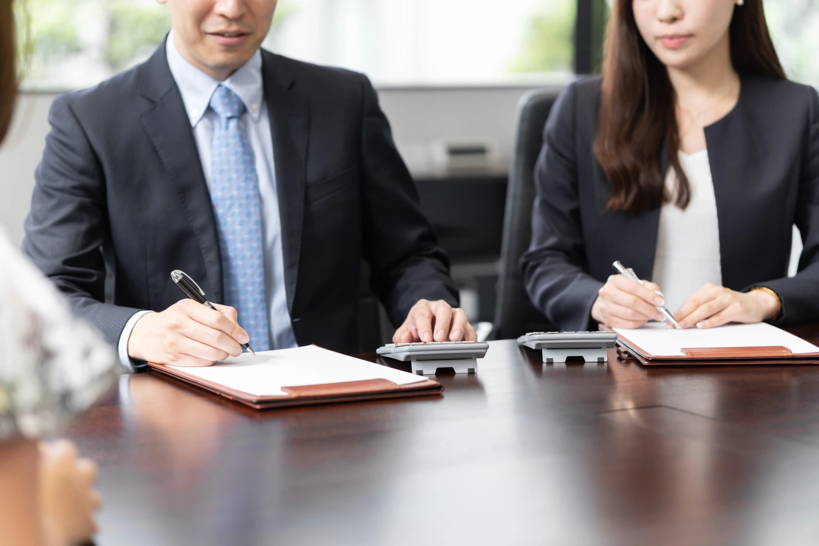 asesoría fiscal; dos personas realizando una asesoría