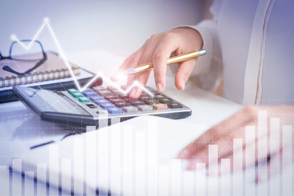 Contadores; una persona con una calculadora y unas barras tipo de gráfico color blanco