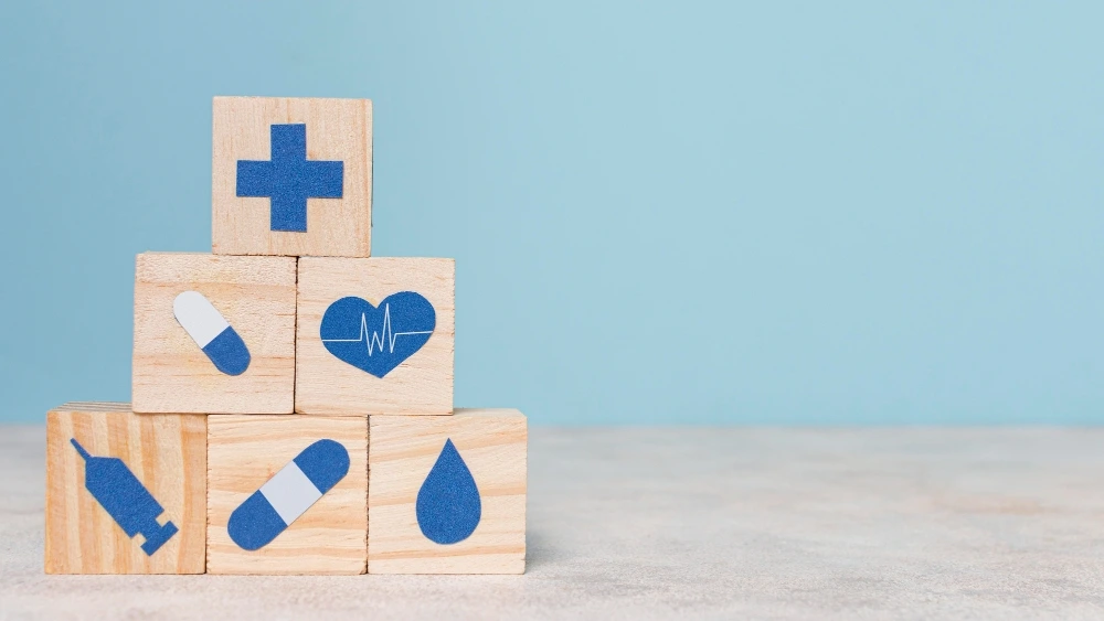 Prestaciones; Unos cubos con diversas figuras como pastillas, salud, etc.