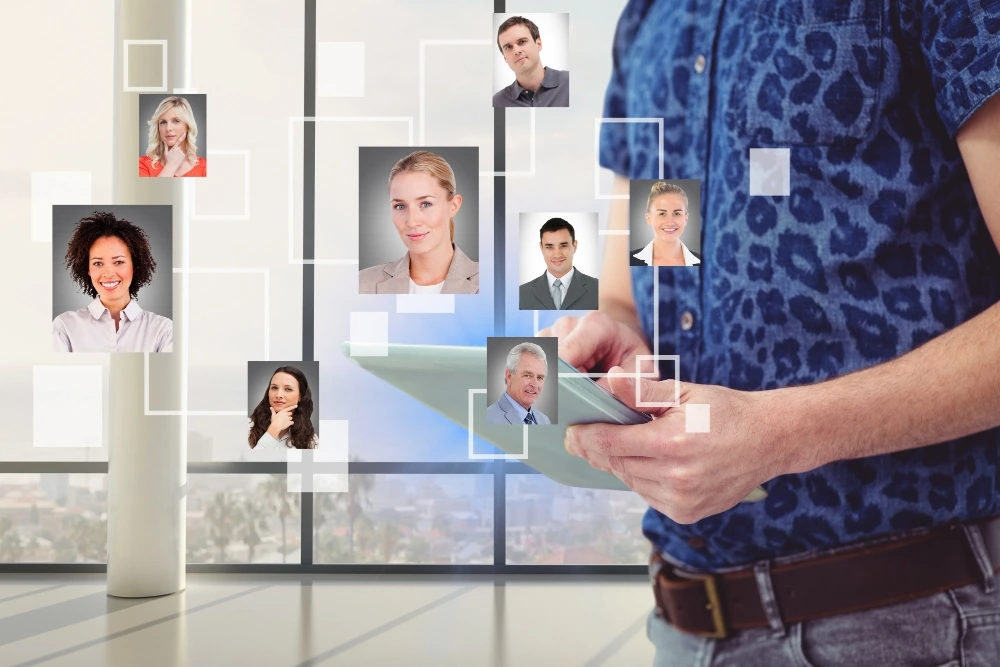 Rotación de personal; una persona con una iPad y unas imágenes flotando