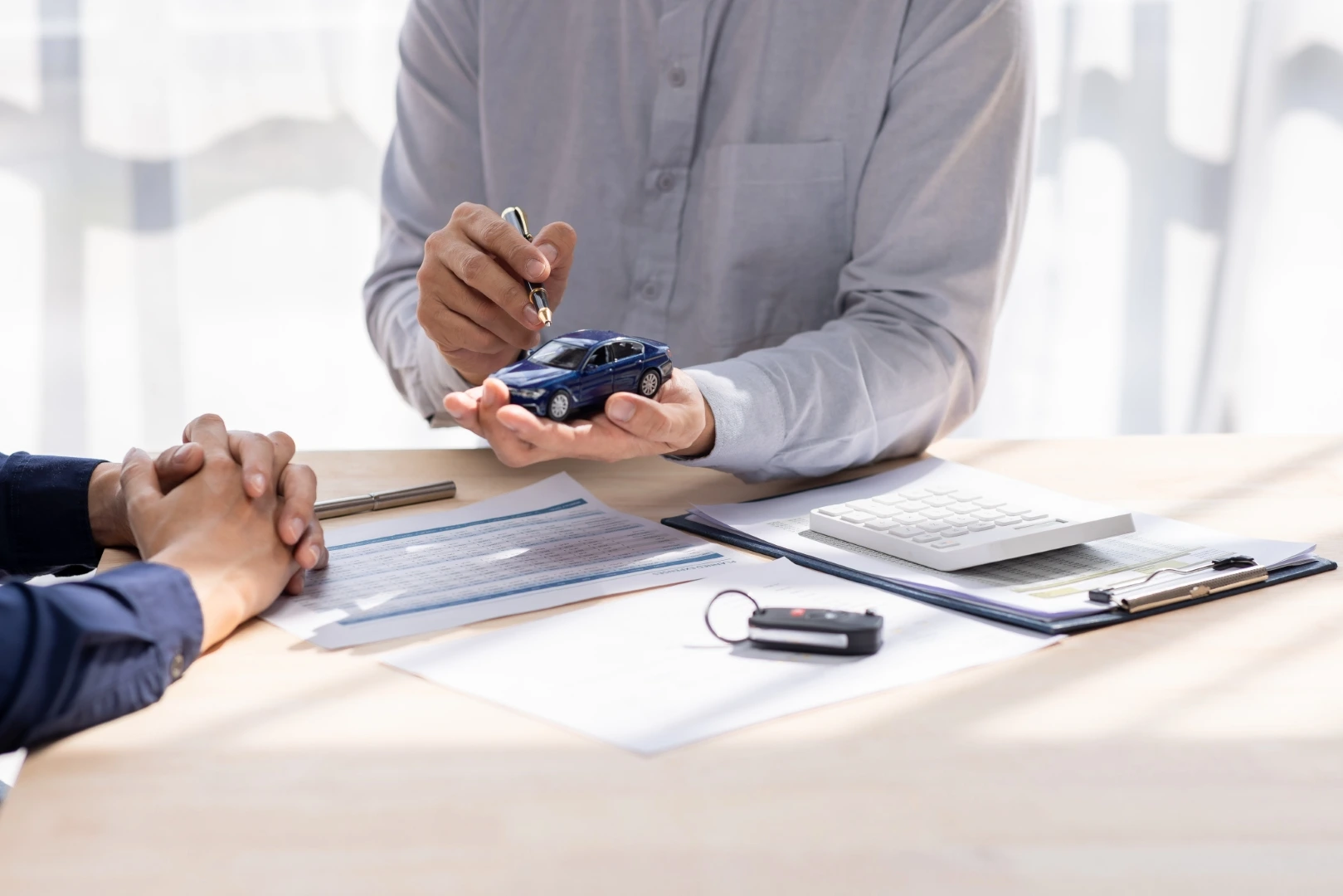 seguros de auto; un hombre haciendo las cuentas de los ahorros de un seguro